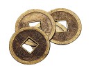 Монеты для гадания. Сторона с четырьмя иероглифами – «Ян», с двумя – «Инь».