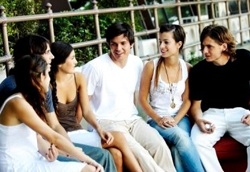 Социальный взгляд характерен в ситуациях непринужденного общения с друзьями и знакомыми